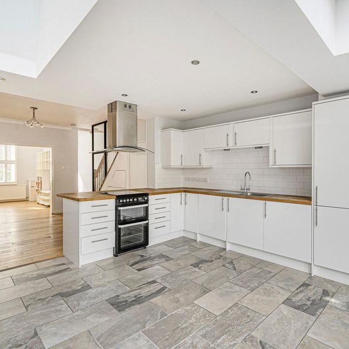 4 bedroom terraced house to rent - Photo 1