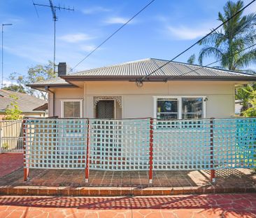 Freshly painted & featuring brand new flooring! - Photo 2