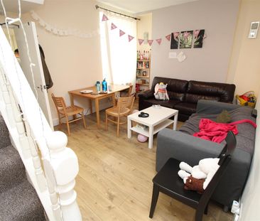 House - Terraced For Rent Queen Street, Pontypridd - Photo 2