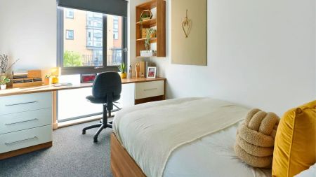 Accessible Gold Ensuite - Photo 3