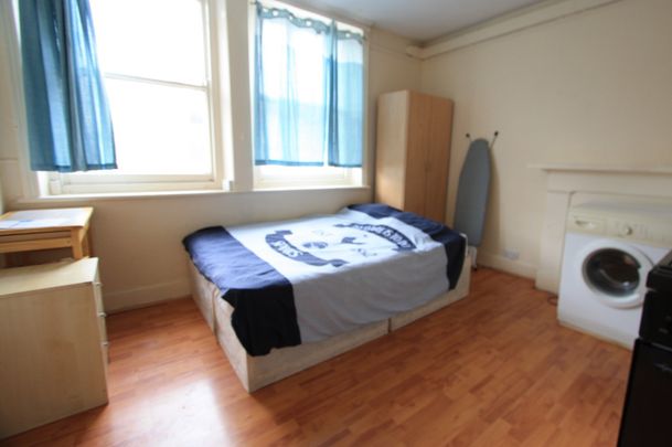 Studio Flat, Penywern Road, SW5 - Photo 1