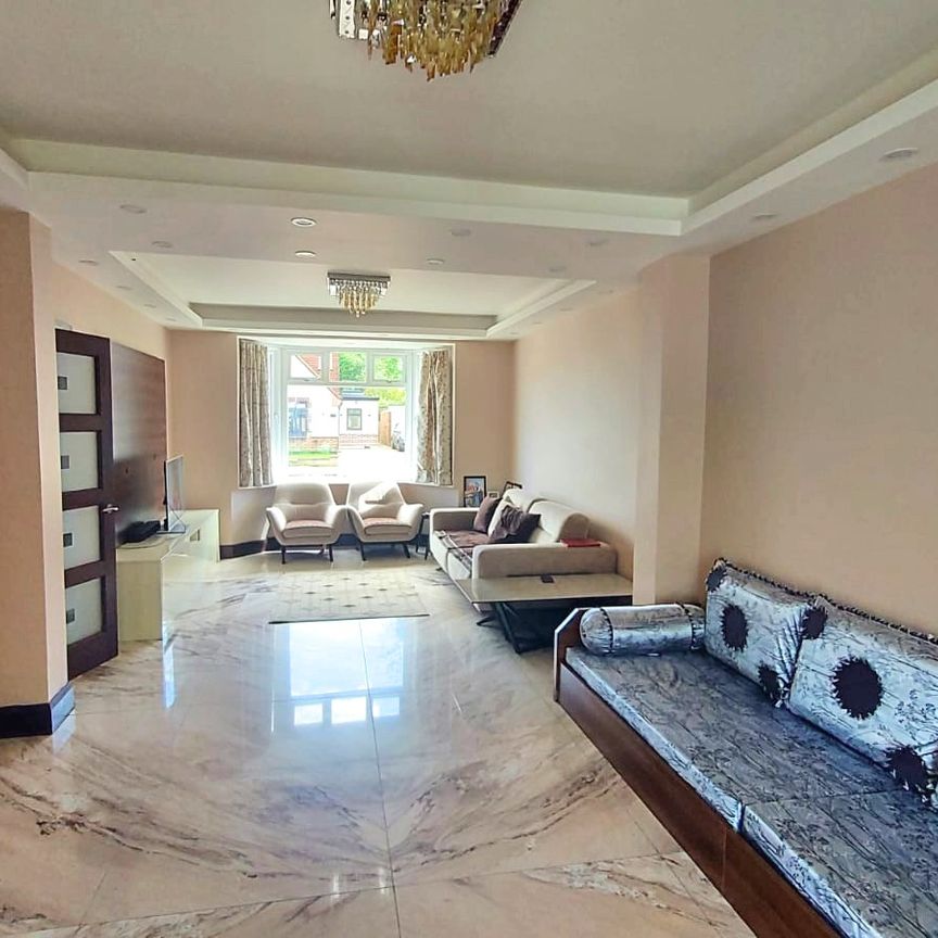 4 bed semi-detached house to rent in Rosecroft Walk, Pinner, HA5 - Photo 1