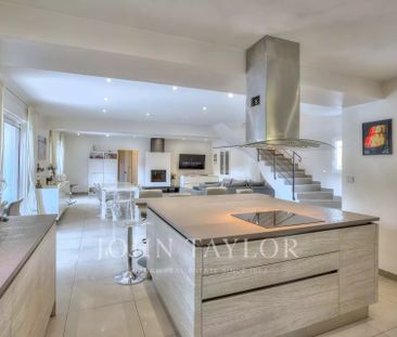 Maison à louer Mougins, Cote d'Azur, France7 500 EUR / Mois - Photo 3