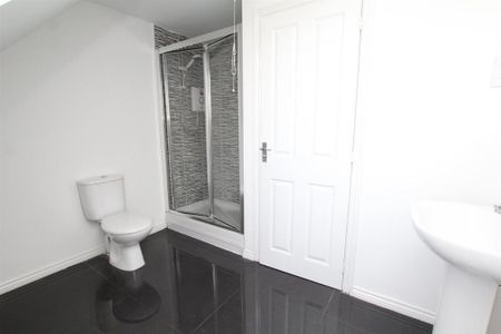 3 bedroom end of terrace house to rent - Photo 3