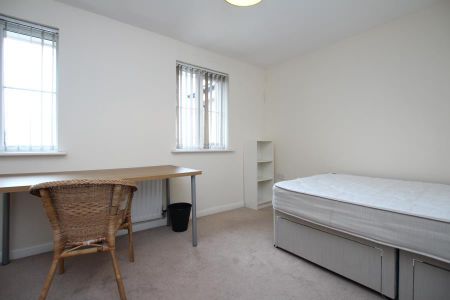 6 bedroom end of terrace house to rent - Photo 3