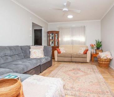 Entertainers Delight - 4x2 + Pool + Shed+ Solar - Photo 5
