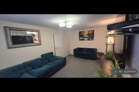 4 bedroom semi-detached house to rent - Photo 2