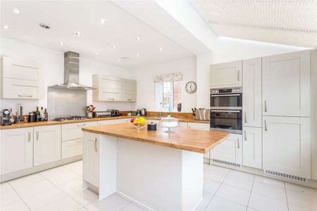 A detached, five bedroom, family home - Photo 5