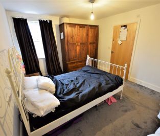 2 bedroom Flat in Flat 21, 45 Cardigan Road - Photo 2