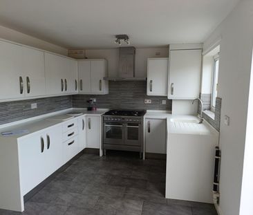 3 bed Semi-Detached - To Let - Photo 3