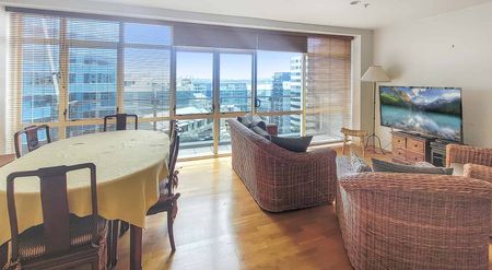 Spacious 3 bedroom 2 Bathroom apartment with amazing views and carpark . - Photo 3