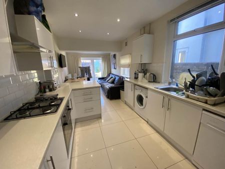 6 bedroom terraced house to rent - Photo 3