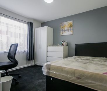 28 Lingard Close - Photo 2