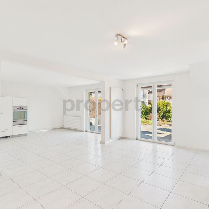 Moderne 3.5-Zimmer-Wohnung mit grosszügigem Grundriss und sonnigem Aussenbereich in Utzigen - Foto 1