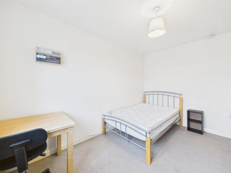 4 bedroom semi-detached house to rent - Photo 4