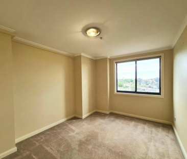 Spacious 2-Bedroom Apartment with Balcony - Photo 2