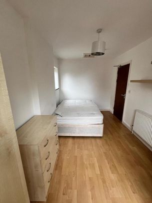 5 bedroom end of terrace house to rent - Photo 1