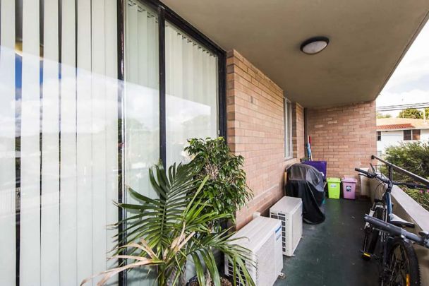 Just in time for with Autumn & Winter... this bright apartment is partly furnished with air con, close to shops, restaurants, beach and train line! - Photo 1