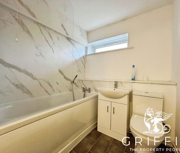 Danacre, Laindon, Basildon, SS15 - Photo 2