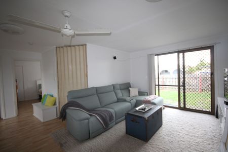 Low-Set 2-Bedroom Property with Private Yard – Walk to Maroochydore CBD - Photo 5