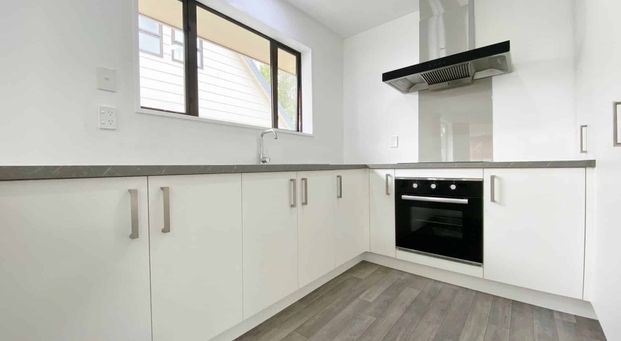 RICCARTON - 2 BEDROOMS, 1 BATHROOM, HEATPUMP, DOUBLE GARAGE - Photo 1