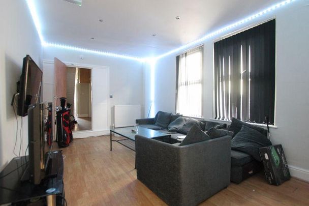 8 bedroom terraced house to rent - Photo 1