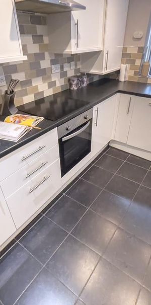 1 bedroom in a house share to rent - Photo 2