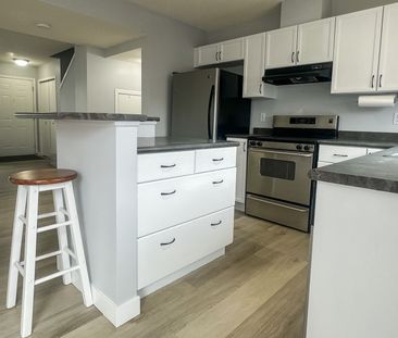 3+1 Bed Home With Finished Basement & Private Fenced Yard In Mc Ken... - Photo 2