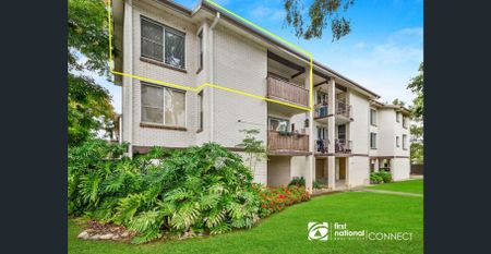 Smack Bang in the centre of Town! 3 Bedroom Unit - Photo 5