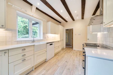 A charming detached country lodge house with large gardens. - Photo 4