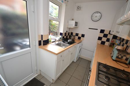 4 bed Mid Terraced House for Rent - Photo 4