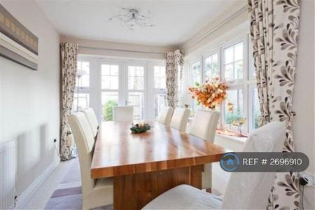 5 bedroom semi-detached house to rent - Photo 2