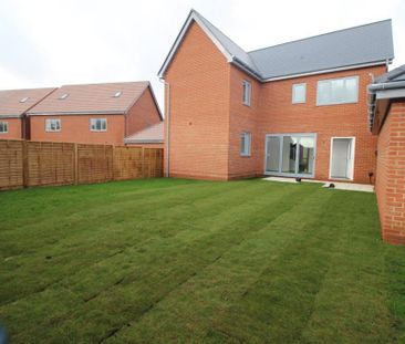 4 bedroom detached house to rent - Photo 3
