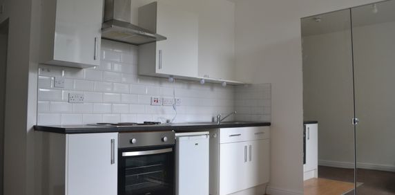 Studio Flat, Bolton Road, M6 - Photo 2