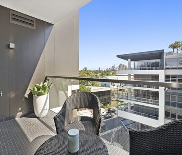 Sun-Drenched 'Rise' Apartment - Photo 4