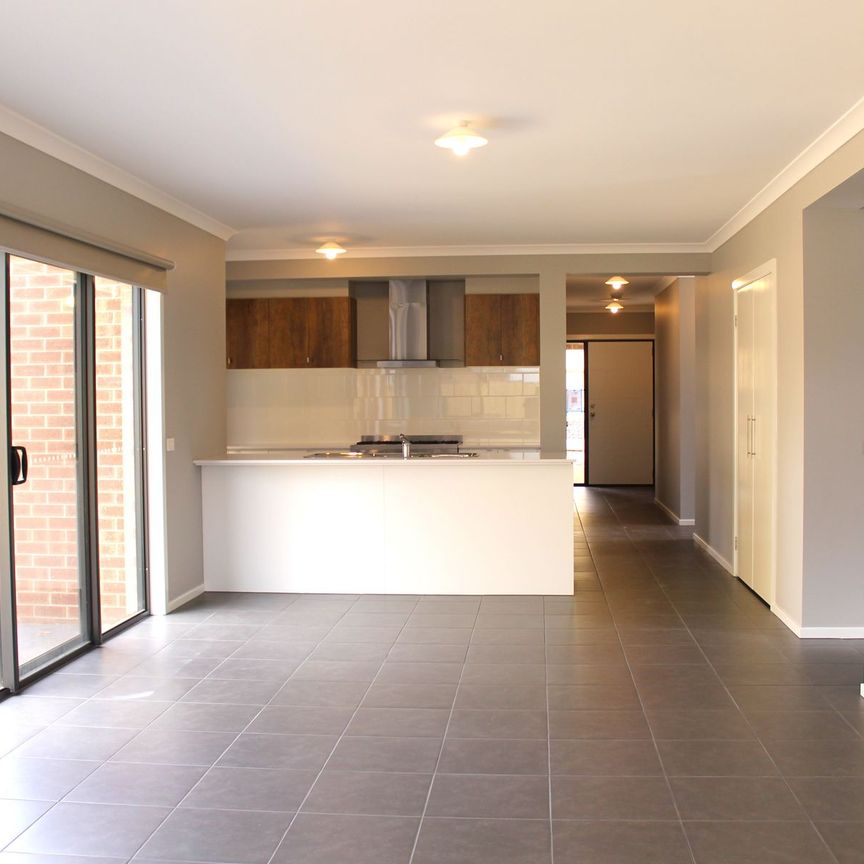 MODERN TOWNHOUSE IN GREAT LOCATION!!! - Photo 1