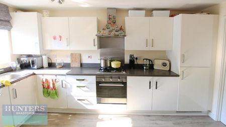 Holy Well Drive, Bradford, West Yorkshire, BD10 - Photo 3