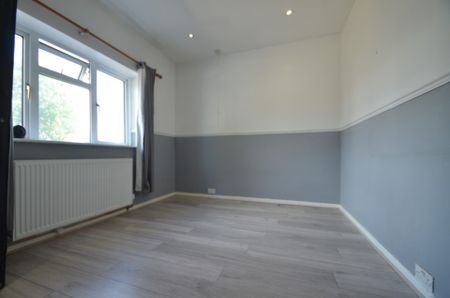 3 bedroom Semi-detached house to rent - Photo 2