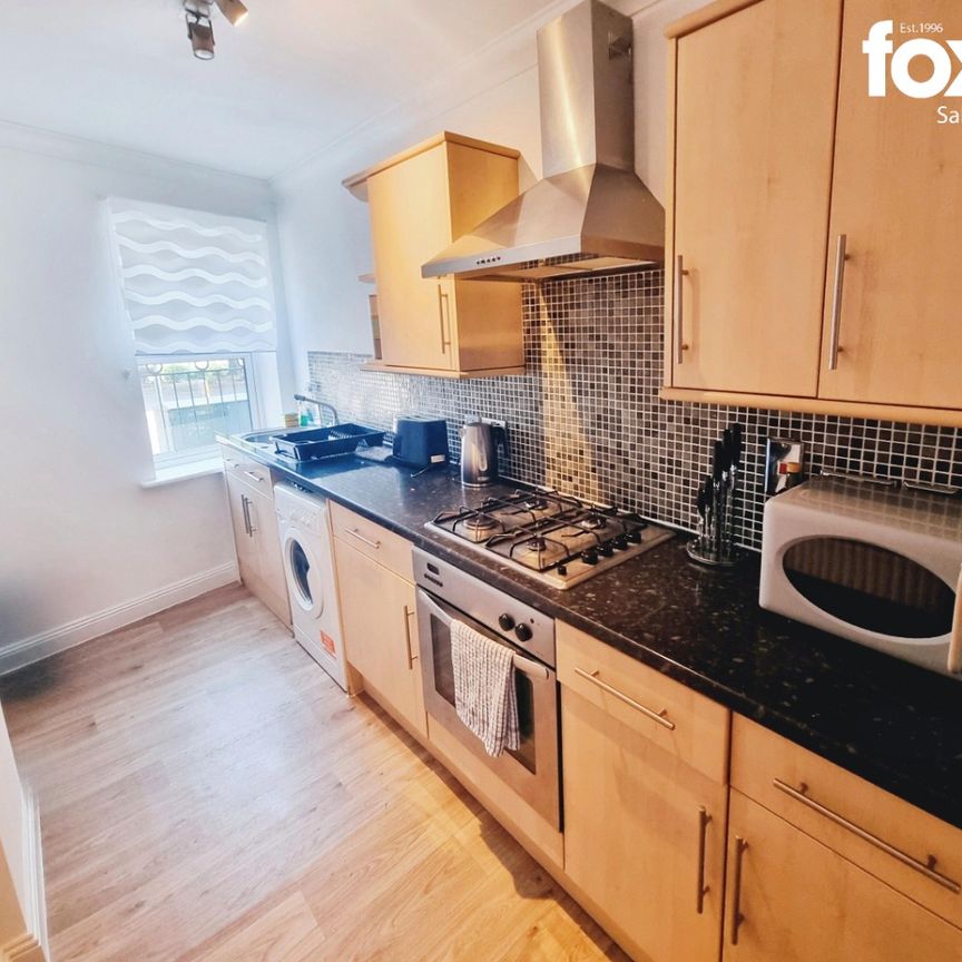 2 bed flat to rent in 16-17 The Triangle, Bournemouth, Dorset, BH2 5RY - Photo 1
