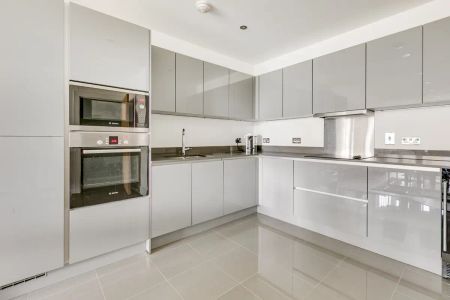 2 bedroom flat in Levett Square - Photo 5