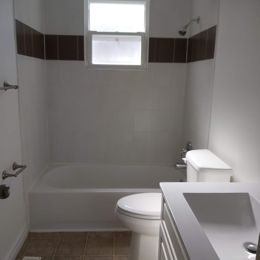 For Lease - 17 Gunn Street Unit# main floor, Barrie, Ontario - Photo 1