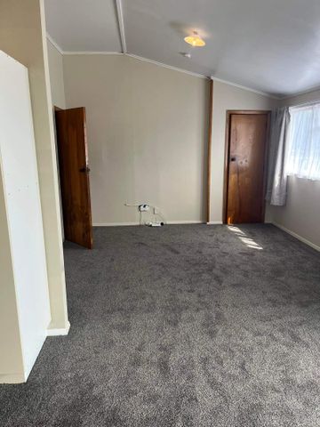 Spacious 4-Bedroom Home – Close to Schools & Shops - Photo 5