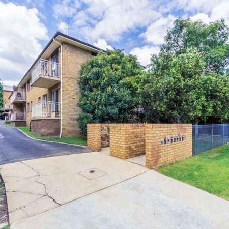 Lovely Unit with Air Conditioning! - Photo 4