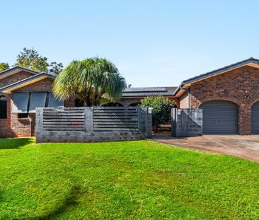 Spacious 5-Bedroom Family Home with Pool - Photo 1