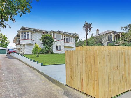 MOUNT EDEN - Stunning Family Home in Mt Eden - Photo 5