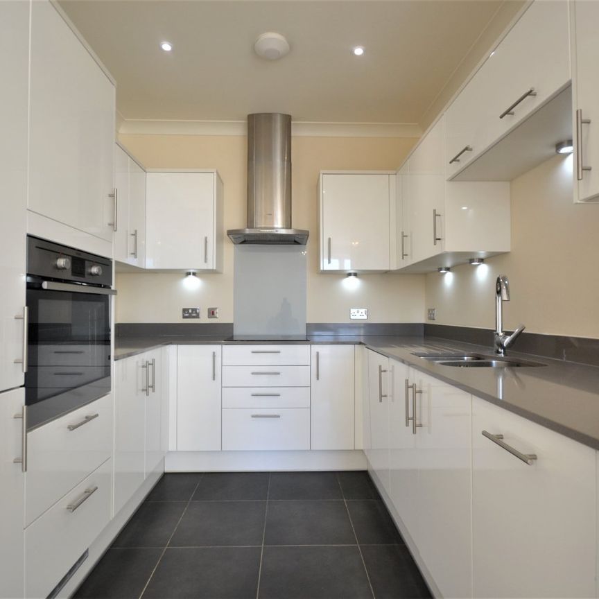 Flat to rent - MacKintosh Street, Bromley, BR2 - Photo 1