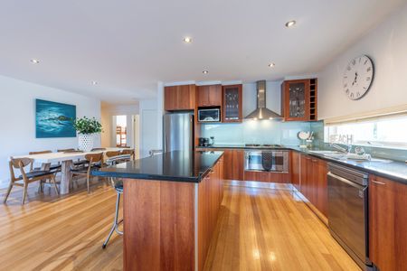 Beachside Ground Floor Apartment – Fully Furnished- Short Term Lease Available - Photo 5