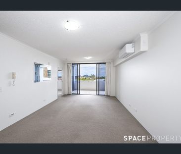 Furnished Appartment with Car Parking & Water Included - Photo 2