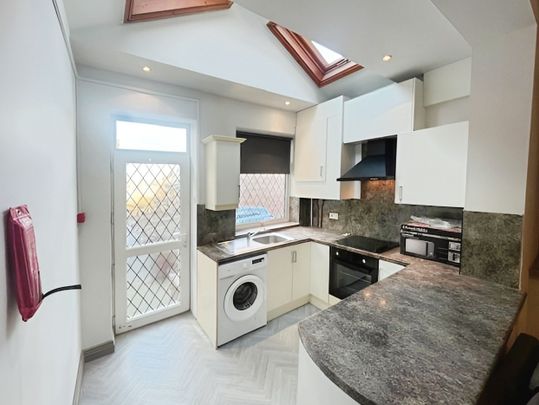 5 bedroom room to rent Cemetery Road, Wakefield - Photo 1