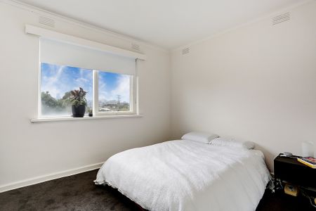 Top floor two bedroom apartment - Photo 2